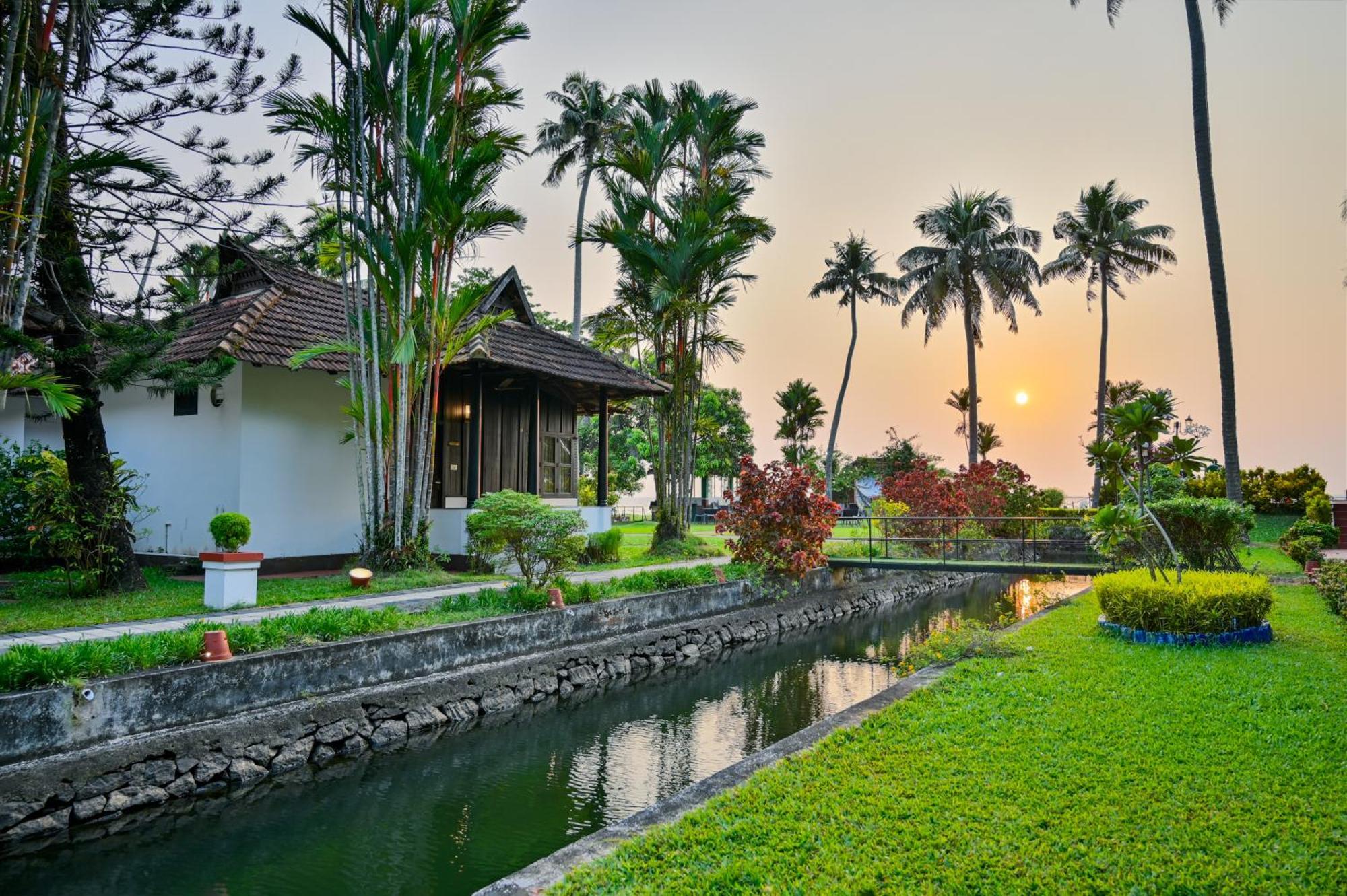 Paradise Heritage Resort Кумараком Экстерьер фото