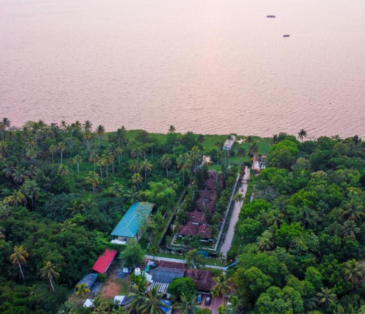 Paradise Heritage Resort Кумараком Экстерьер фото